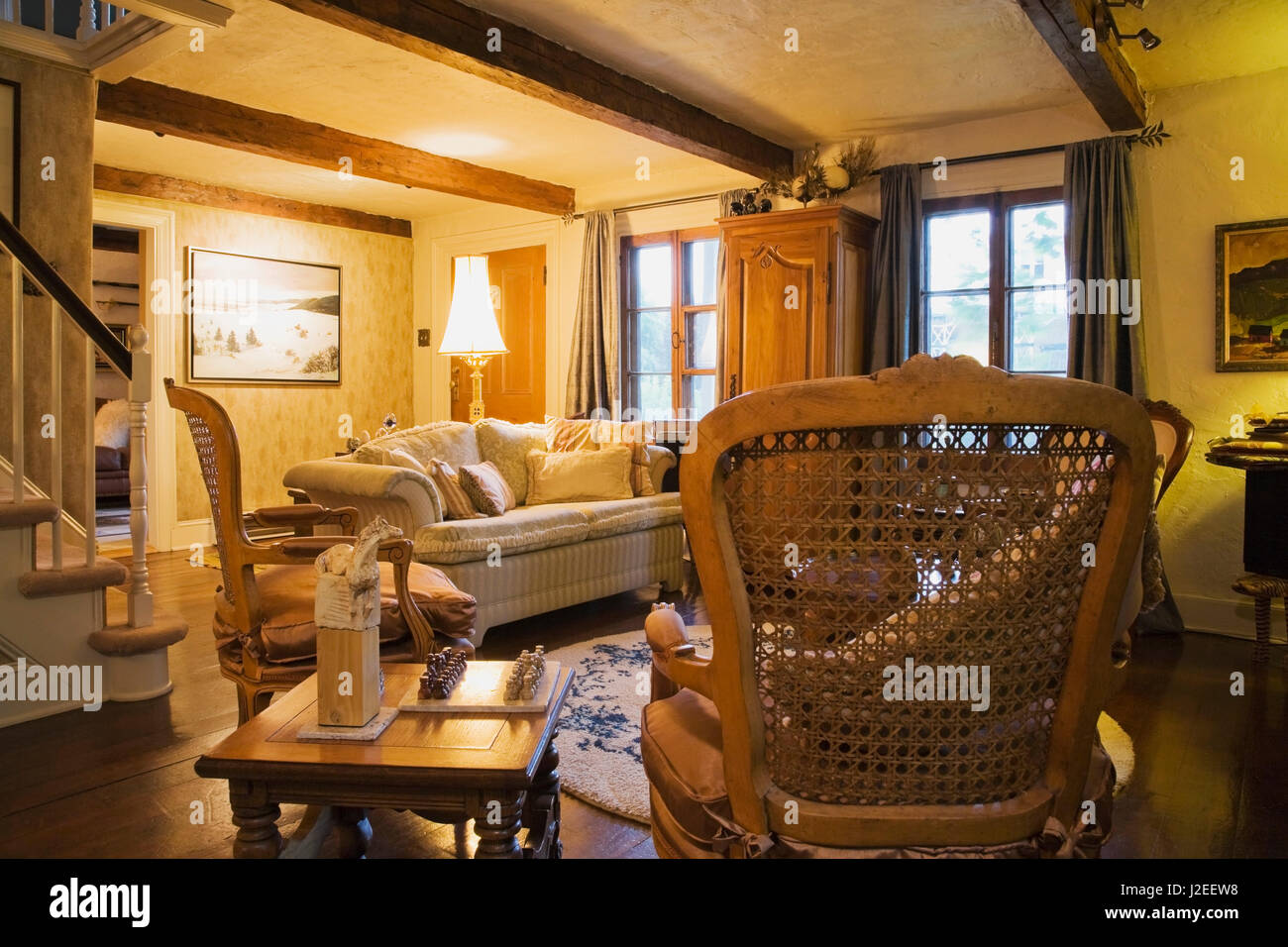 Meubles anciens en bois et des chaises à dossier haut grille beige canapé dans le salon à l'intérieur d'un ancien immeuble résidentiel cottage 1809 accueil Banque D'Images