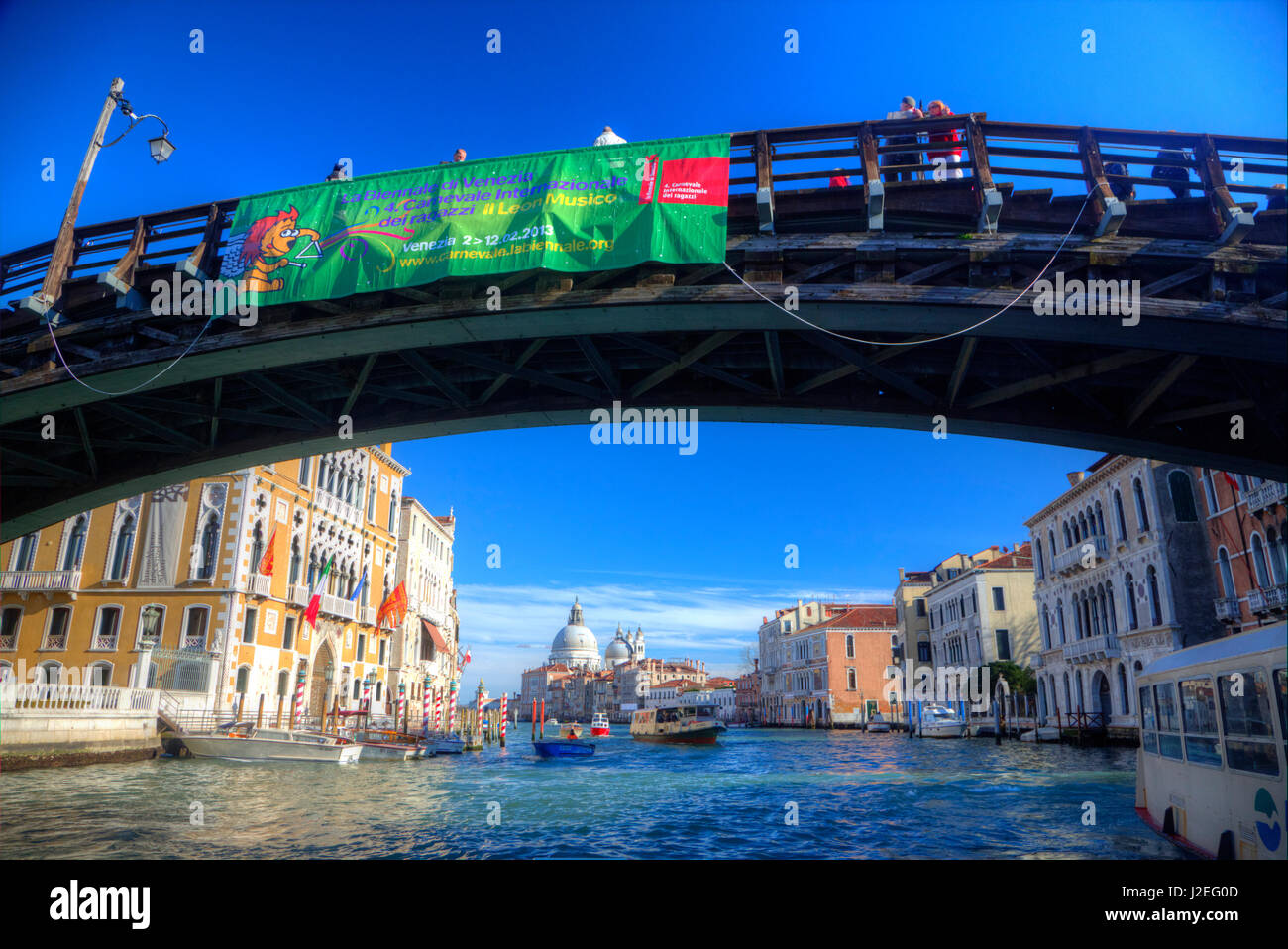 Grand Canal Salute Cathédrale et pont Ponte dell'Accademia, Venise, Italie Banque D'Images