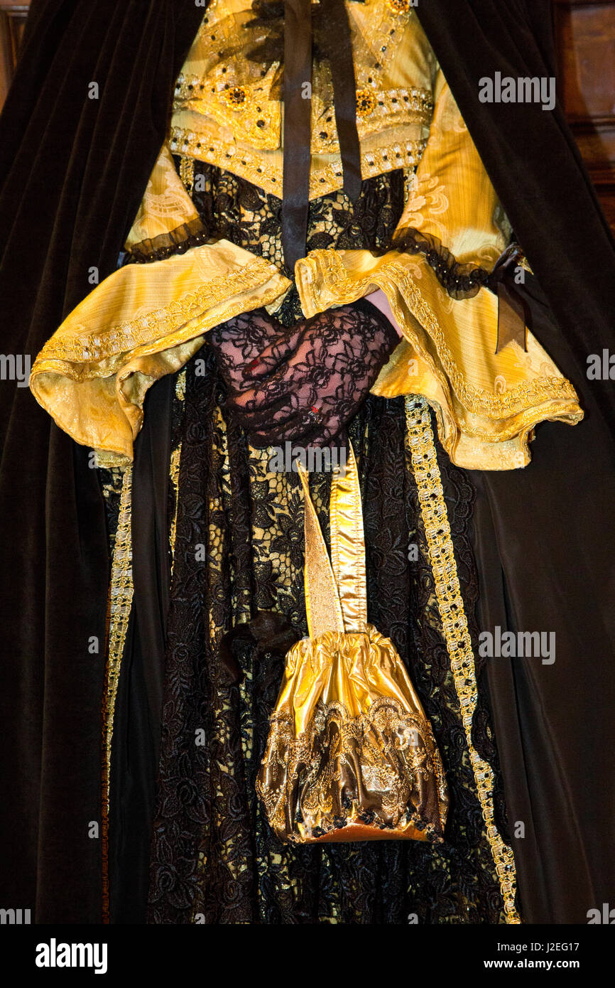 Robe noir et or avec sac à main d'or de Venise, Venise, Italie Banque D'Images