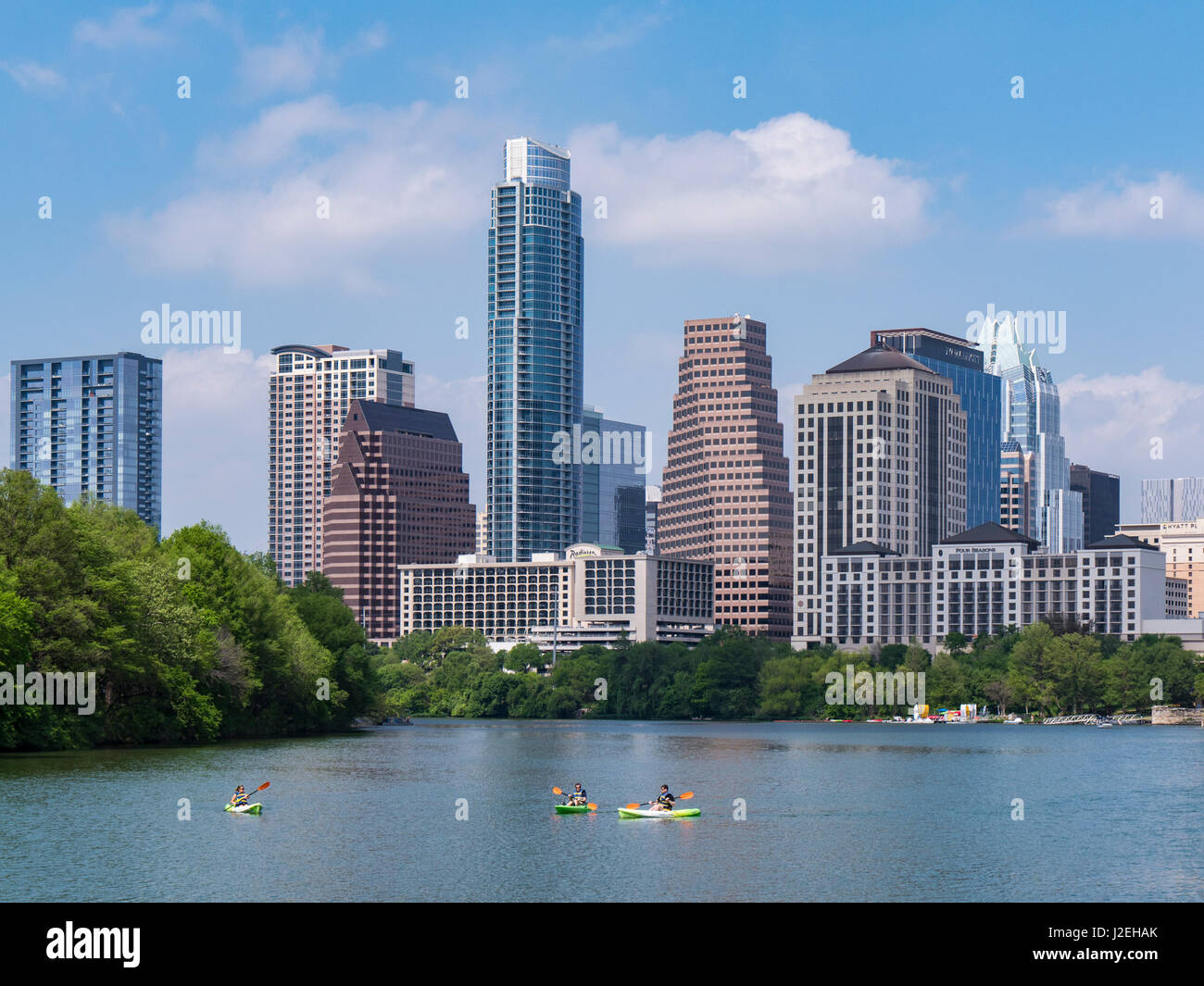 Skyline et les kayaks de la promenade Sentier au lac Lady Bird, Austin, Texas. Banque D'Images