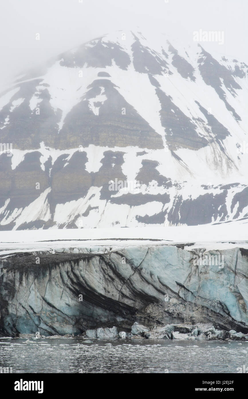 La Norvège. Svalbard. Le Spitzberg. Hornsund. Brepollen. Moraine médiane dans un glacier. Banque D'Images