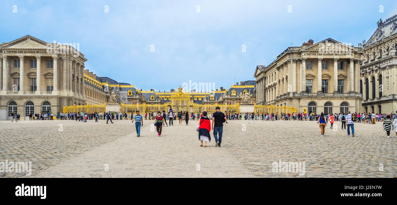 France, Ile-de-France, Château de Versailles, vue de la porte d'or d'honneur de la Place dAarmes Banque D'Images