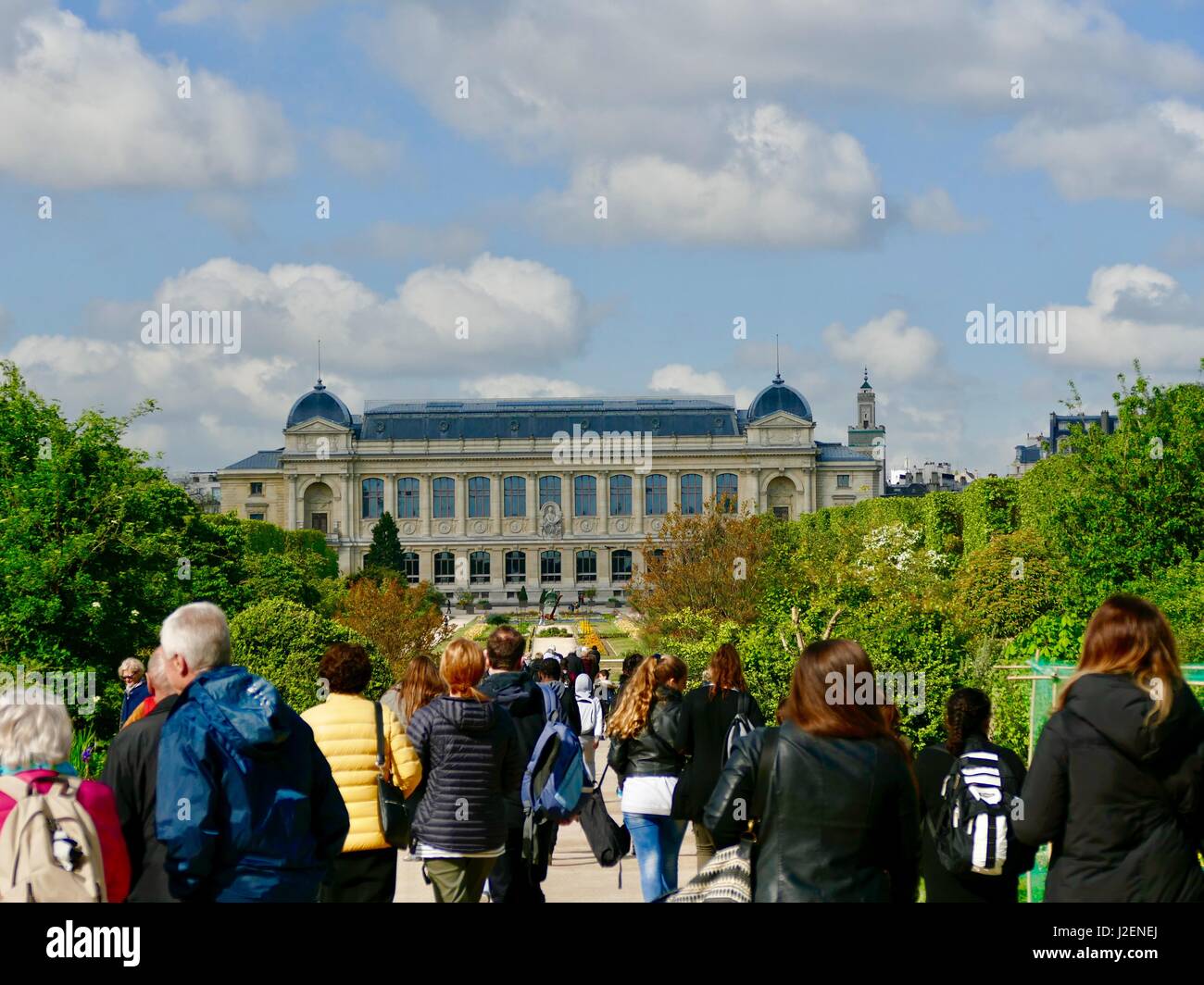 La foule se rassembler dans le Jardin des Plantes avec le Muséum National d'Histoire Naturelle à l'arrière-plan. Paris, France. Banque D'Images