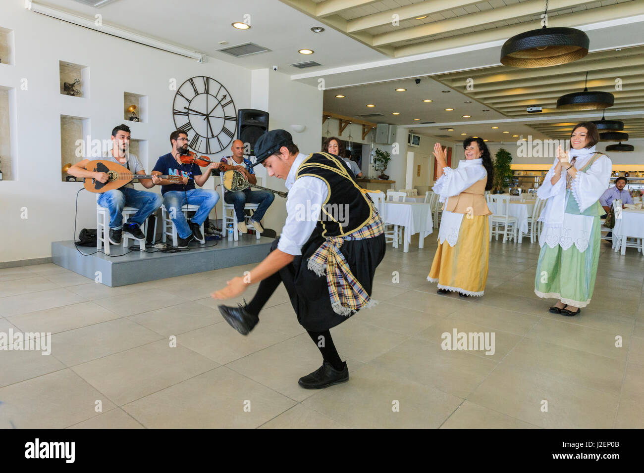Des danseurs traditionnels grecs de divertir les touristes. Santorin. La Grèce. Banque D'Images