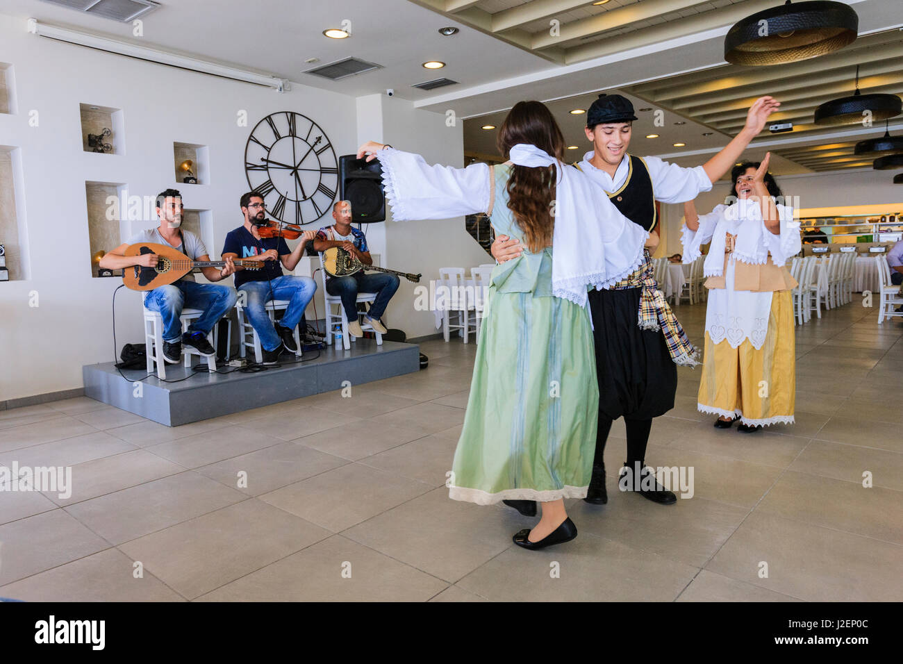 Des danseurs traditionnels grecs de divertir les touristes. Santorin. La Grèce. Banque D'Images