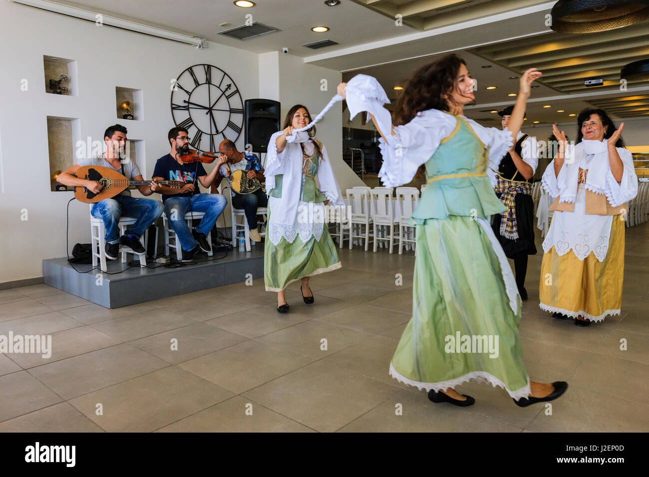 Des danseurs traditionnels grecs de divertir les touristes. Santorin. La Grèce. Banque D'Images