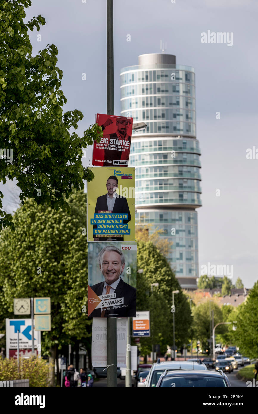 Élections de l'État en NRW, une campagne électorale de la CDU, le FDP et Die Linke dans une lanterne en face de l'Exzenterhouse à Bochum, Allemagne, 27 avril 201 Banque D'Images Élections de l'État en NRW, une campagne électorale de la CDU, le FDP et Die Linke dans une lanterne en face de l'Exzenterhouse à Bochum, Allemagne, 27 avril 201 Banque D'Images