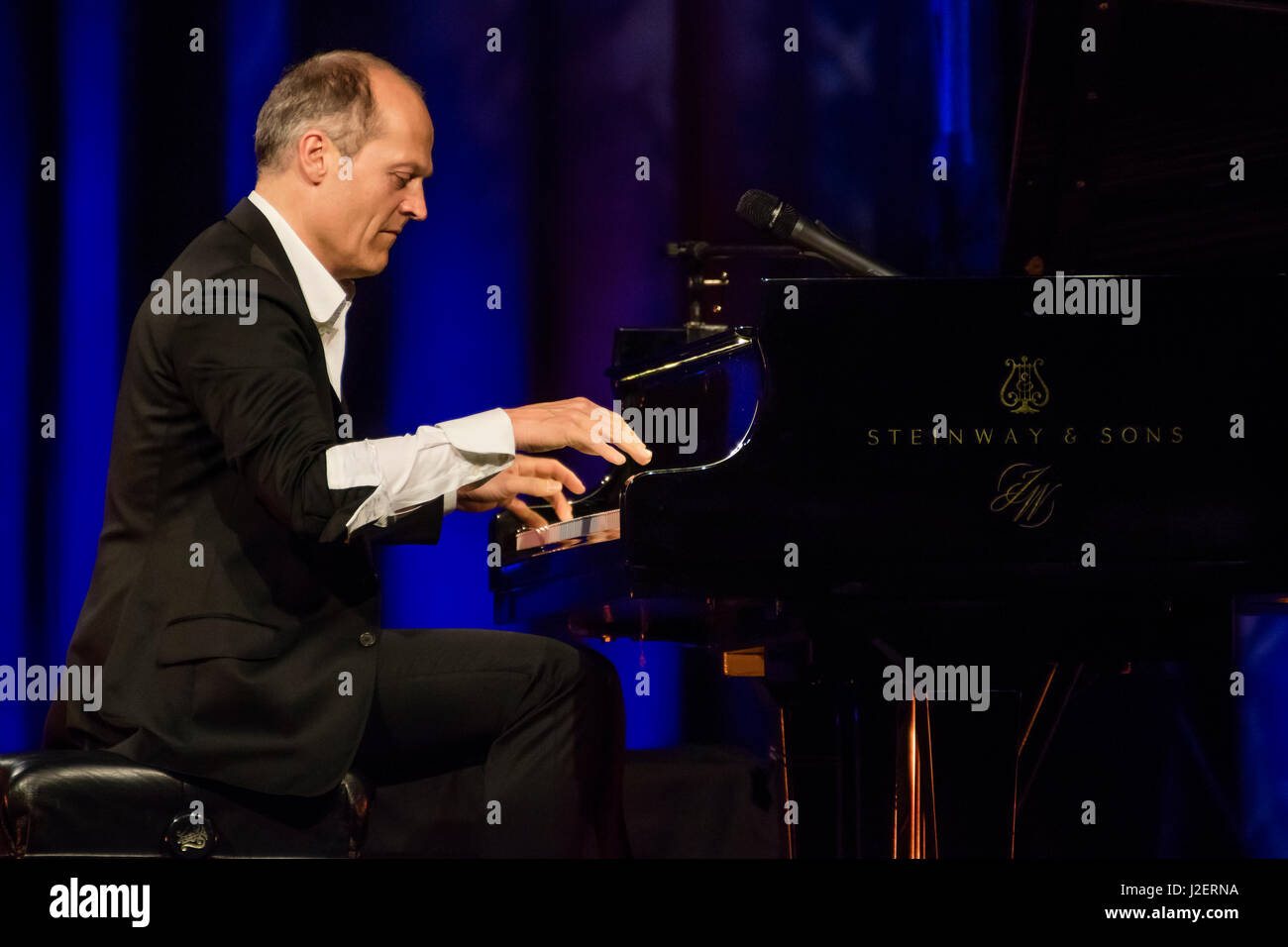 Essen, Allemagne. 26 avril, 2017. Joja Wendt, pianiste de jazz et artiste allemand de Hambourg, exécute son programme de concert Die Kunst des Unmöglichen" (Anglais : l'Art de l'Impossible) au Stadthalle Wetzlar. --- Fotocredit : Christian Lademann Banque D'Images