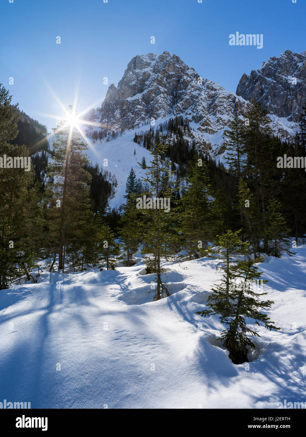 (Innerfeldtal la vallée Val di dentro) dans les Dolomites de Sexten, partie du patrimoine mondial de l'hiver profond dans les Dolomites. Lever du soleil sur l'Dreischusterspitze (Punta dei Tre Scarperi). L'Italie, mars (grand format formats disponibles) Banque D'Images