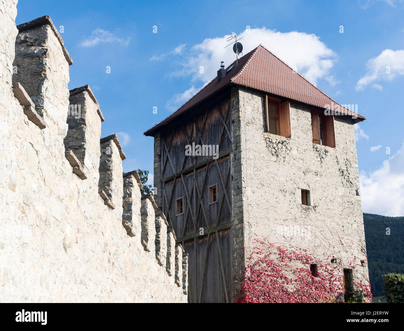 Saeben et monastère (abbaye Monastero di Sabiona) près de Klausen (Chiusa) dans la région de Valley (Eisacktal Valle Isarco) au cours de l'automne. L'Europe centrale, l'Italie, le Tyrol du Sud, l'Alto Adige (grand format formats disponibles) Banque D'Images