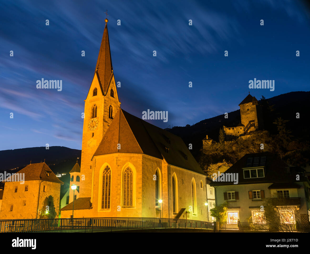 Klausen (Chiusa), la vieille ville et l'église hall dans l'Alsace au cours de l'automne. Château d'arrière-plan. Branzoll L'Europe centrale, le Tyrol du Sud, Italie (grand format formats disponibles) Banque D'Images