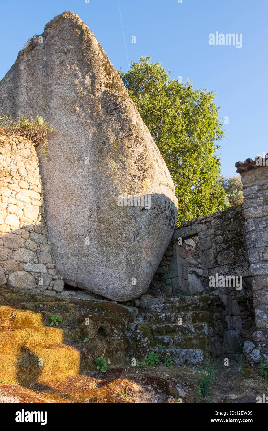 Le Portugal, Monsanto. Ancien village construit à flanc de montagne entre de grands rochers. Rues pavées et maisons. Banque D'Images