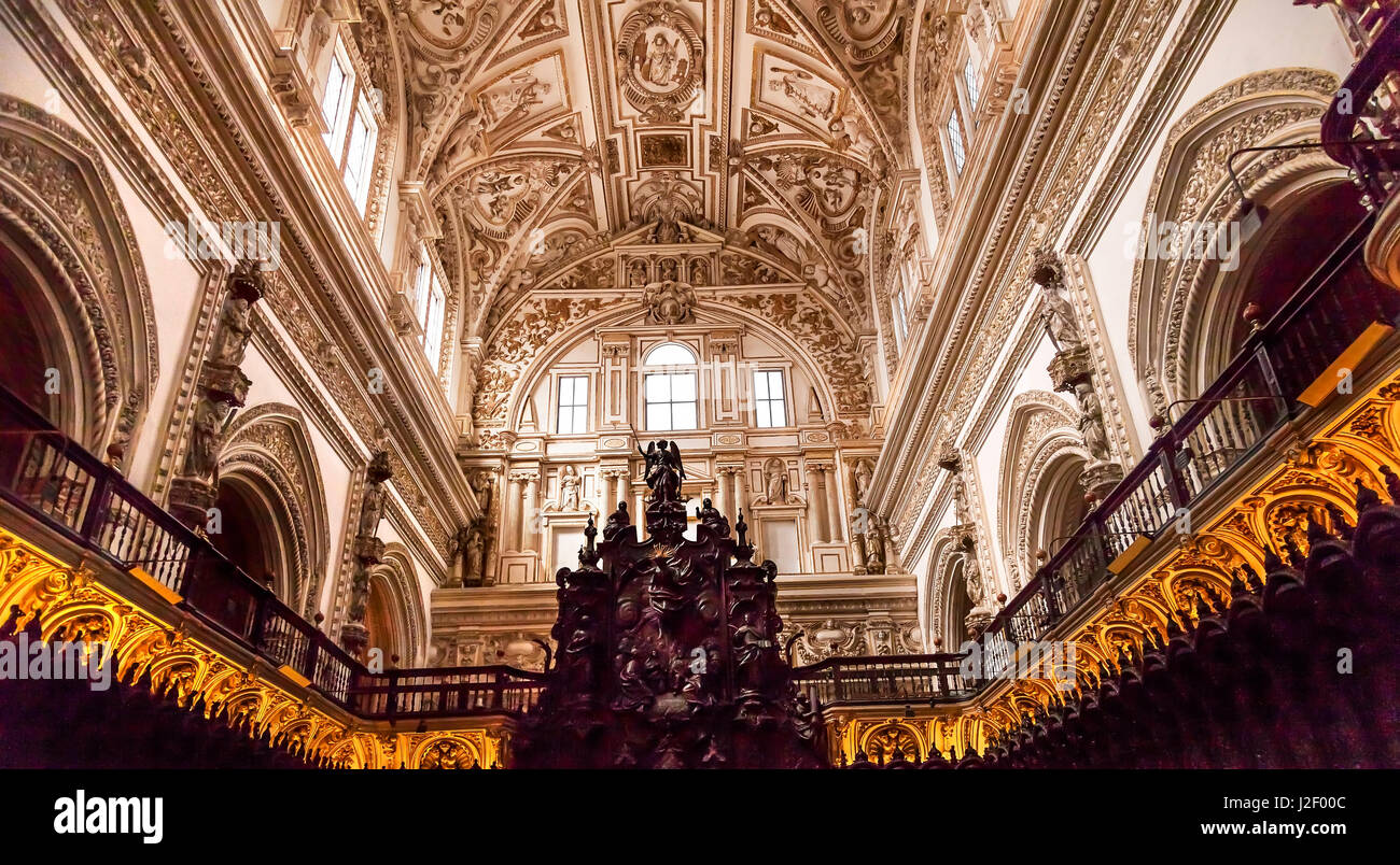 Cathédrale, plafond blanc, autel, Mezquita, Cordoba, Espagne. Créé en 785 comme une mosquée, a été transformée en une cathédrale dans le 1500. Banque D'Images