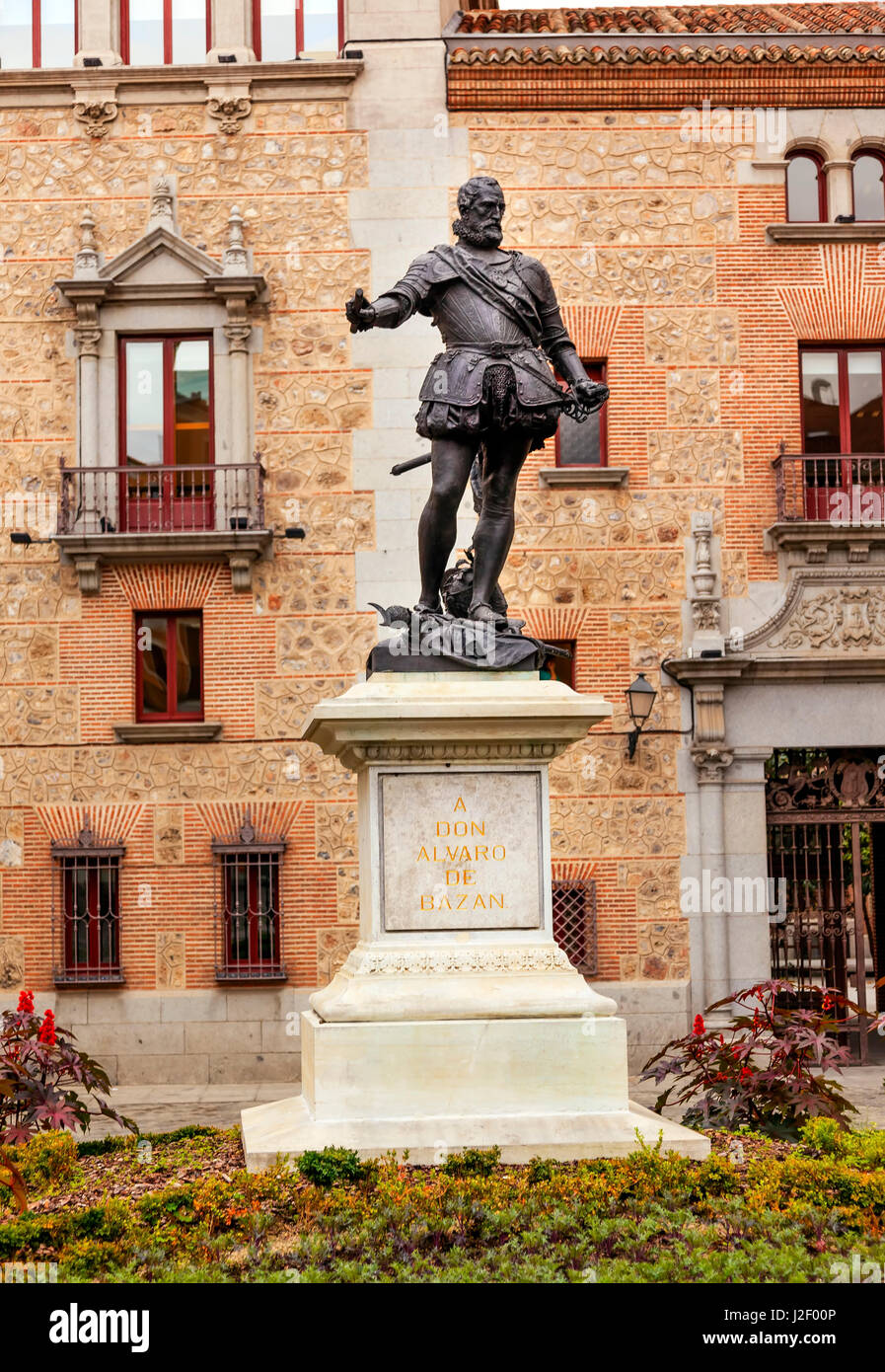 Statue en bronze Don Alvaro de Bazan, Plaza de la Villa, Madrid, Espagne. Statue devant la Casa de Cisneros, créé en 1891 par le sculpteur Mariano Benlliure Banque D'Images