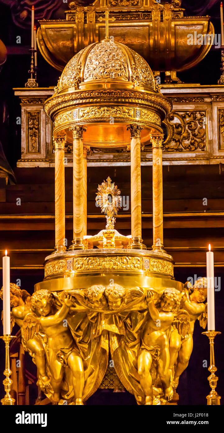 Golden font baptismal, Collegiata Santa Iglesia de San Isidro, Madrid, Espagne. Nommé d'après saint patron de Madrid, Saint Isidore, l'église a été créée en 1651 Banque D'Images