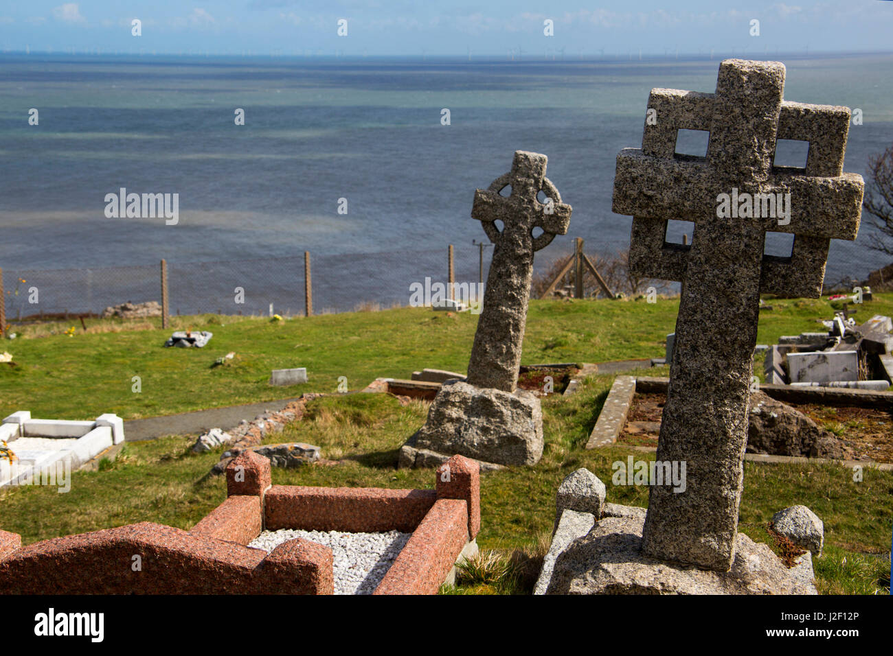 Royaume-uni, Pays de Galles, Colwyn. Croix Celtiques au cimetière Saint Tudno sur le Great Orme, au Pays de Galles. Banque D'Images