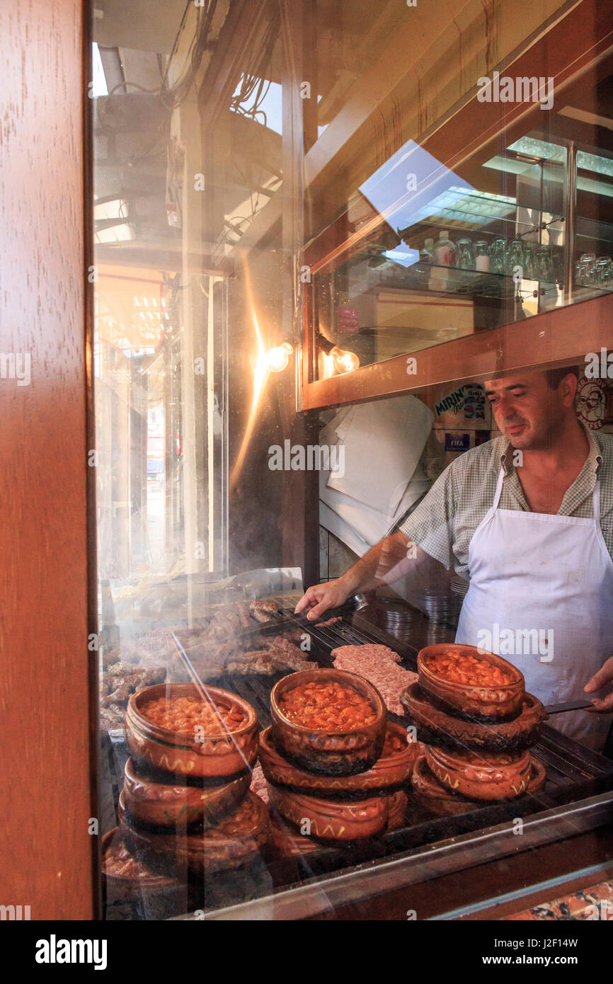 Macédoine, Skopje, le vieux bazar. Tavce Gravce, haricots cuits à la poêle  en cours vendeur de rue. (Usage éditorial uniquement Photo Stock - Alamy