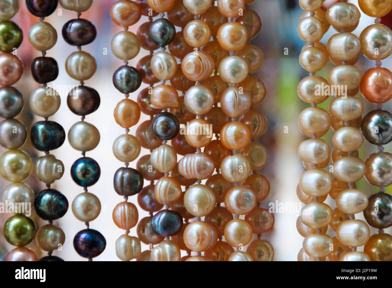 Macédoine, Ohrid et le lac Ohrid, centre-ville, des bijoux à la vente.  Volets de type perle perles Photo Stock - Alamy