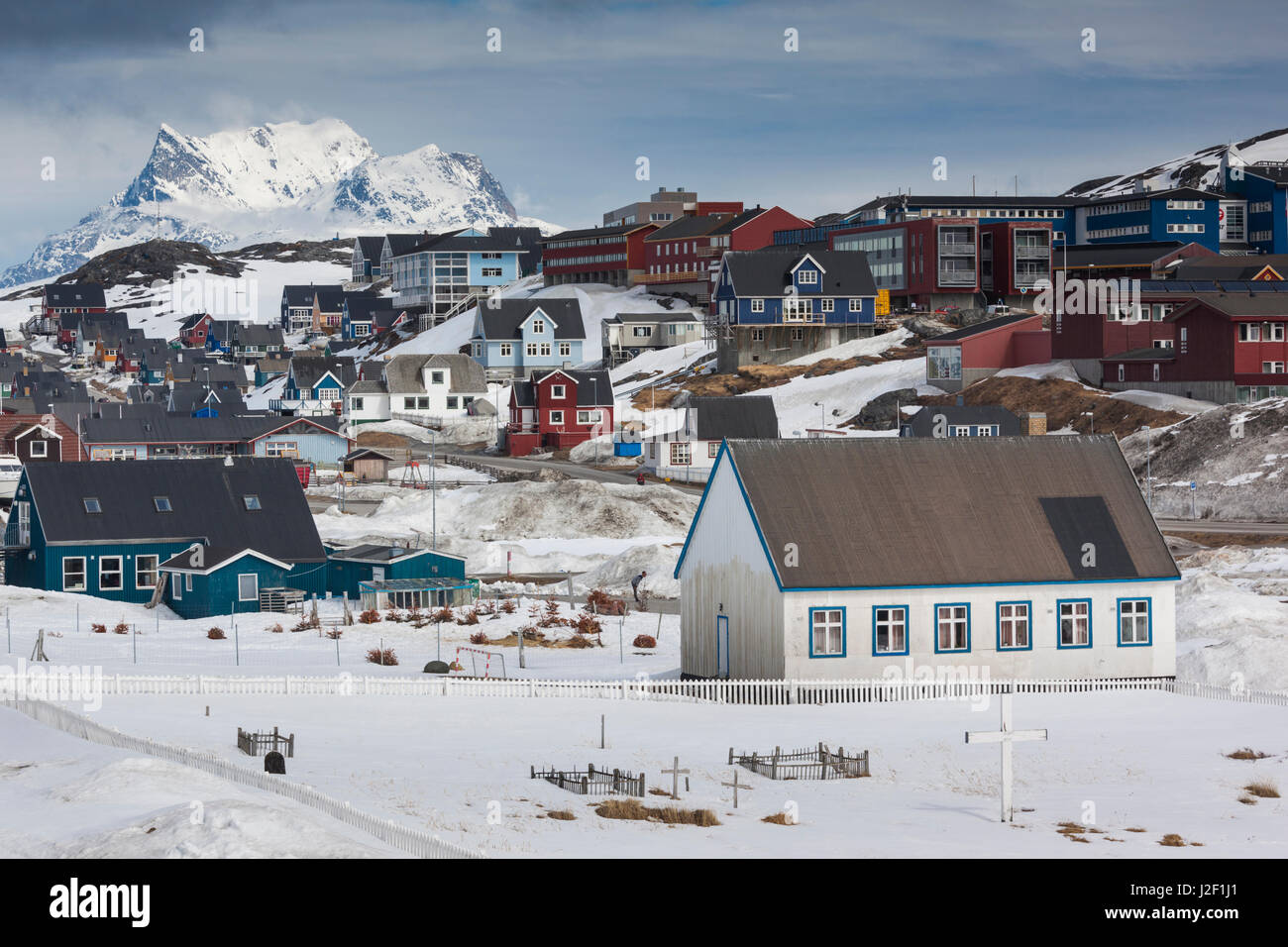 Le Groenland, Nuuk, toits de la ville avec la montagne Sermitsiaq Banque D'Images