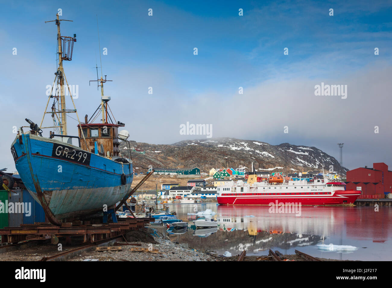 Le Groenland, Qaqortoq, elevated view de coastal ferry, Dawn Banque D'Images