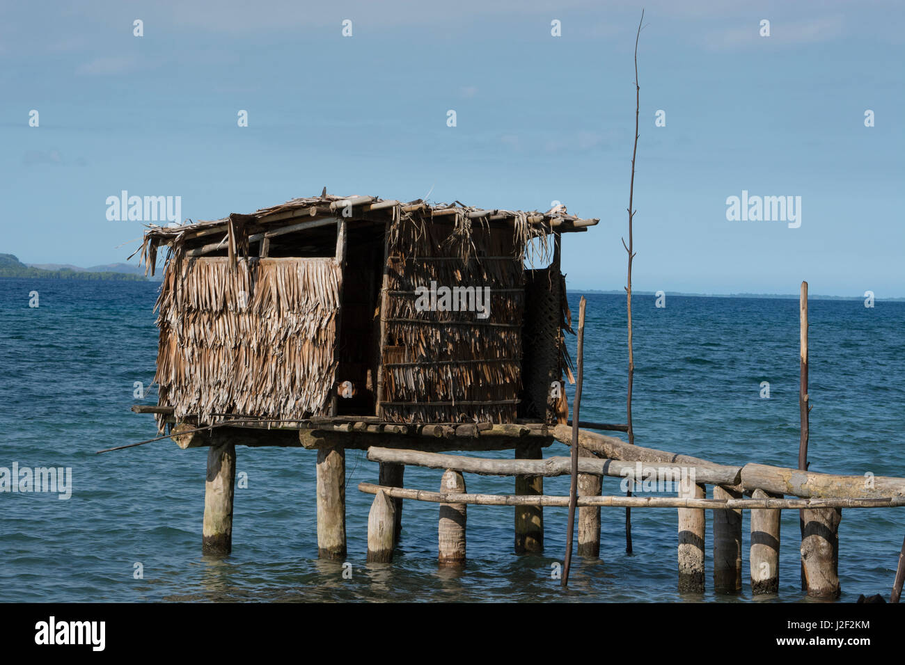 En Mélanésie, la Papouasie-Nouvelle-Guinée, l'île de Dobu. Village typique de l'île au fil de l'eau des latrines. Banque D'Images