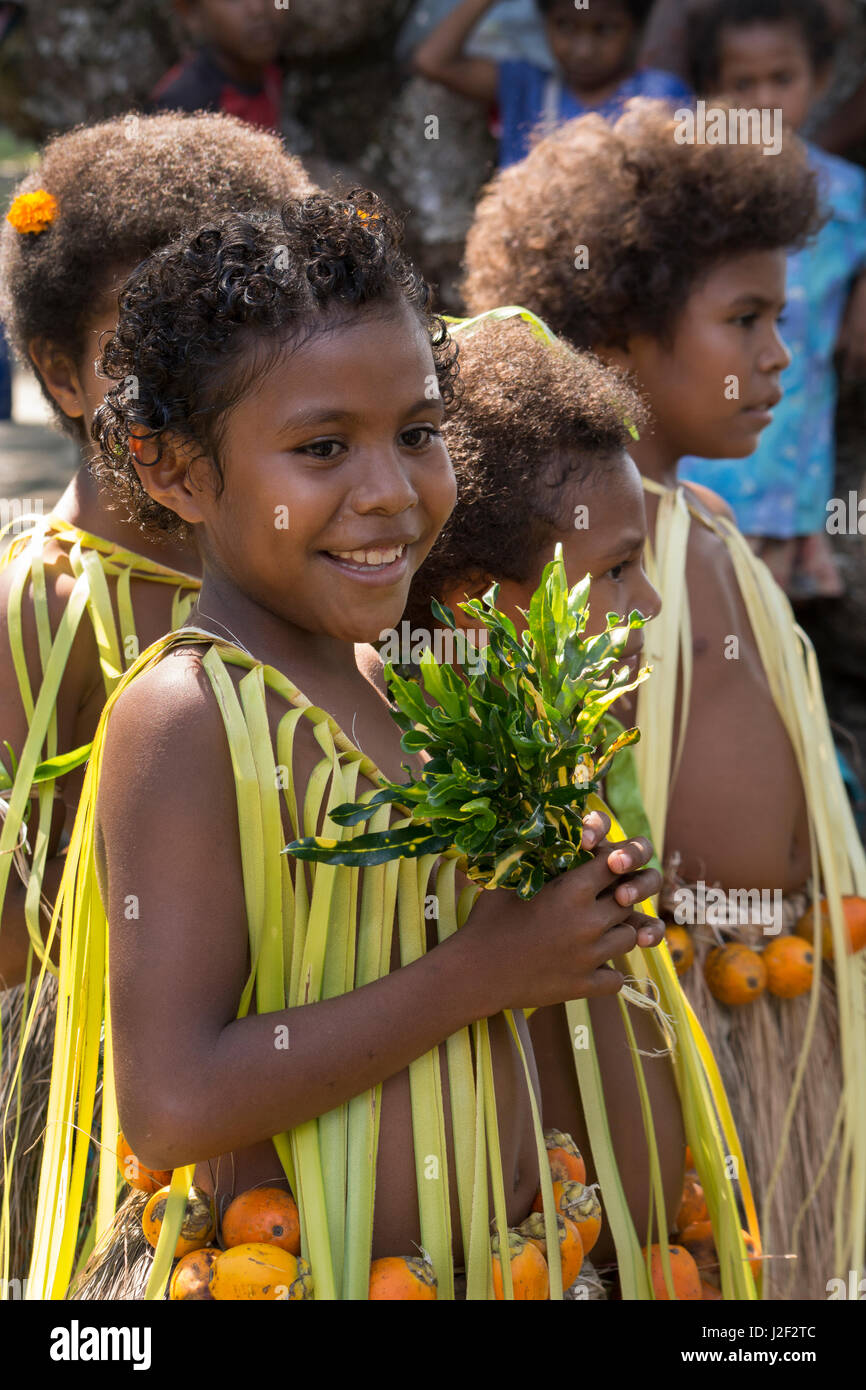 En Mélanésie, la Papouasie-Nouvelle-Guinée, l'île de dobu. village local enfants en tenue de palm d'origine. Banque D'Images