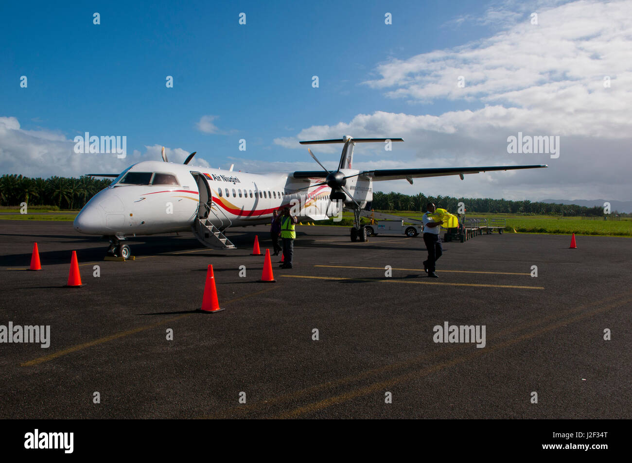 Avion Air Niugini dans l'aéroport d'Alotau, Papouasie-Nouvelle-Guinée, la Mélanésie Banque D'Images