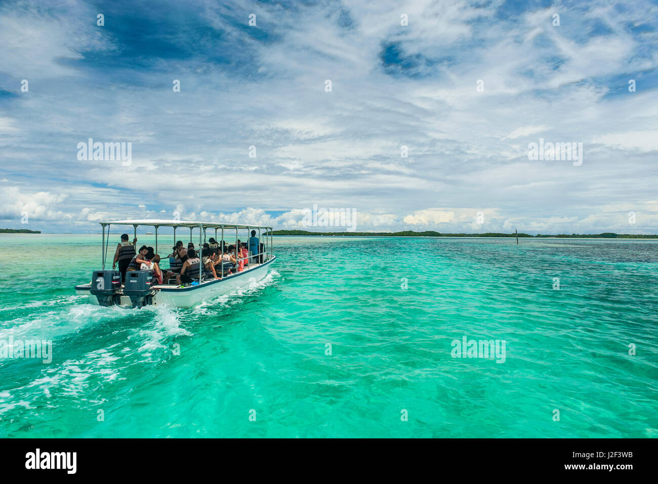 Traversée en bateau touristique un canal artificiel mis en place par l'Allemagne au xixe siècle, Rock Islands, Palaos, Centre du Pacifique Banque D'Images