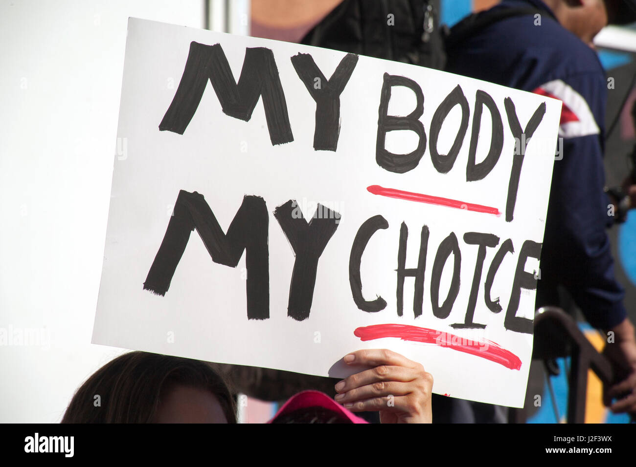 Indications relatives à la santé des femmes étaient communs à la Janvier, 2017 Anti-Trump la Marche des femmes à Santa Ana, CA. Banque D'Images