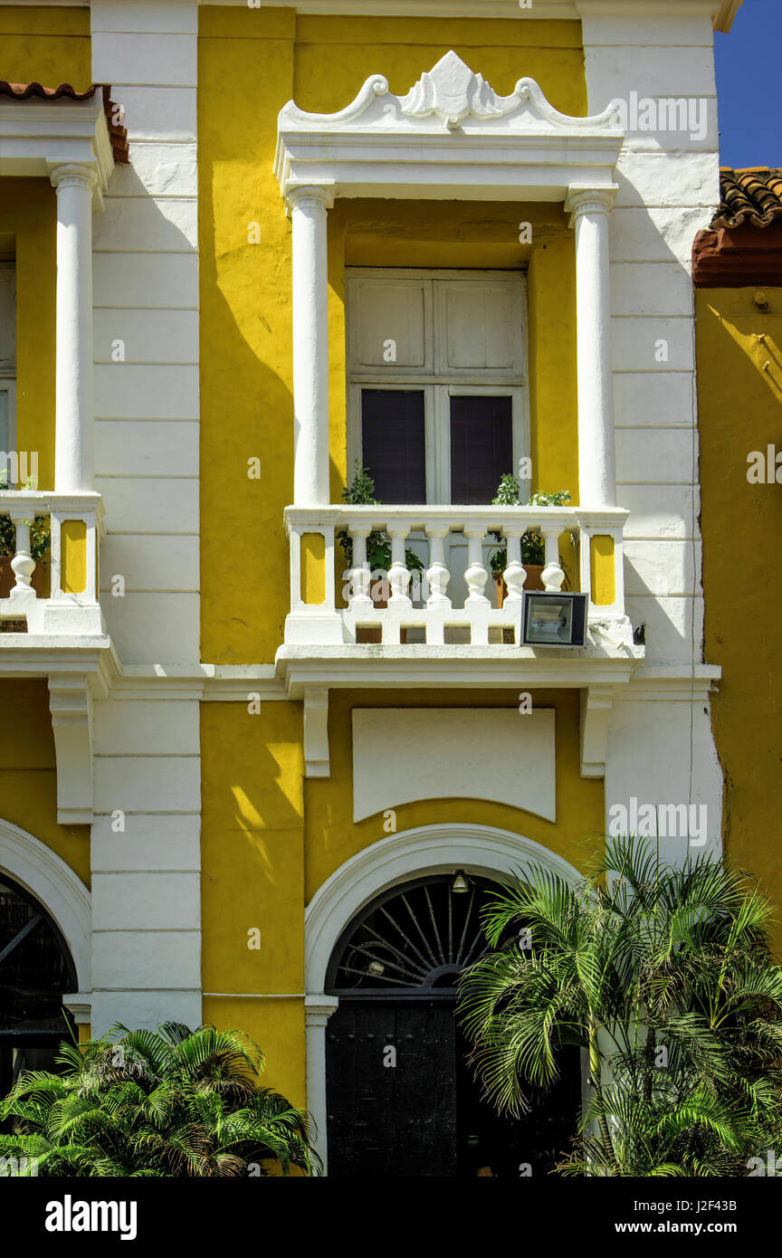 Bâtiments colorés dans la Plaza de la Aduana, Vieille Ville, Cuidad Vieja, Cartagena, Colombie. Banque D'Images