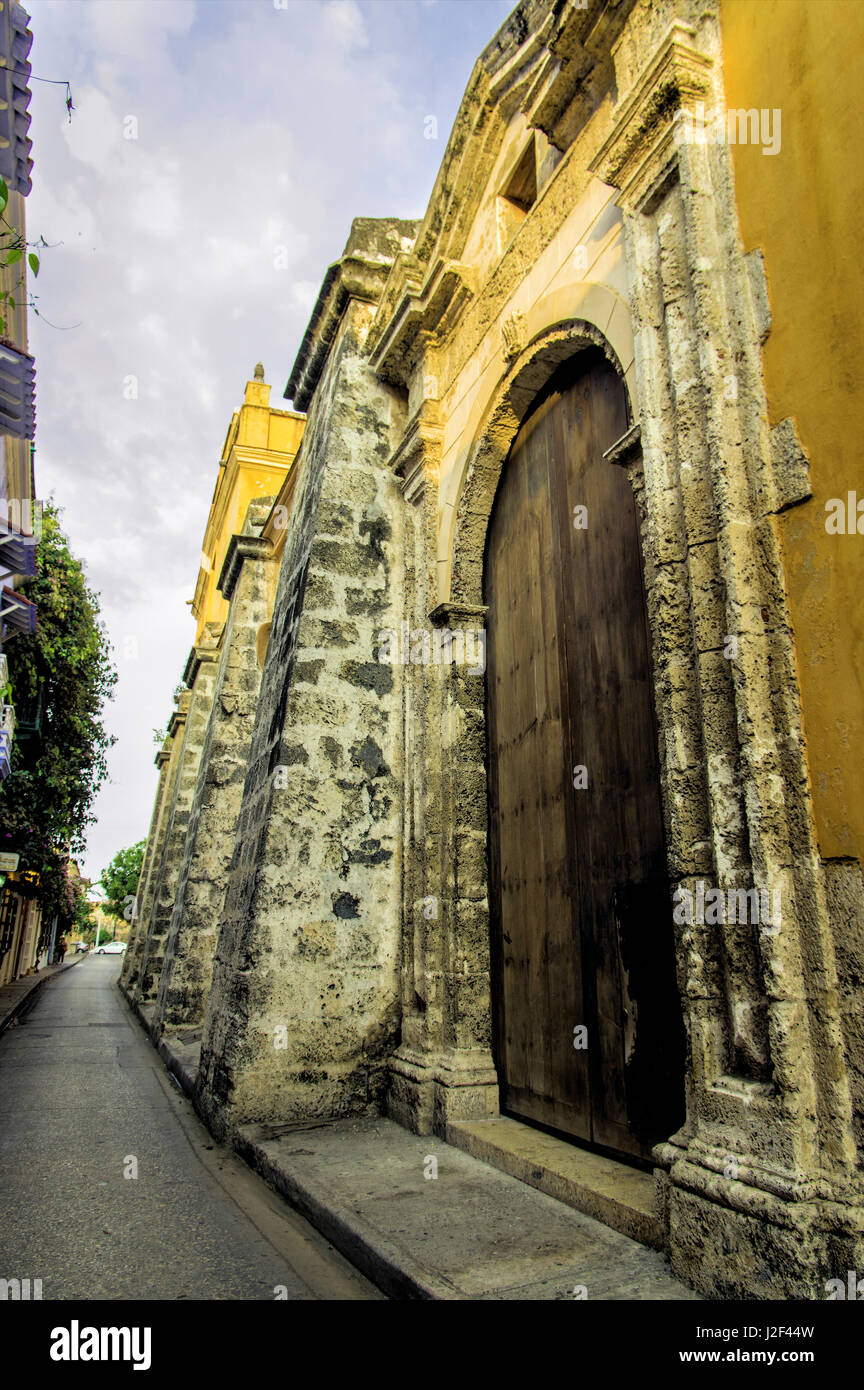 L'imposition de l'Iglesia Santo Domingo, l'église de Santo Domingo, domine la Plaza de Santo Domingo, la vieille ville, Cuidad Vieja, Cartagena, Colombie. Banque D'Images