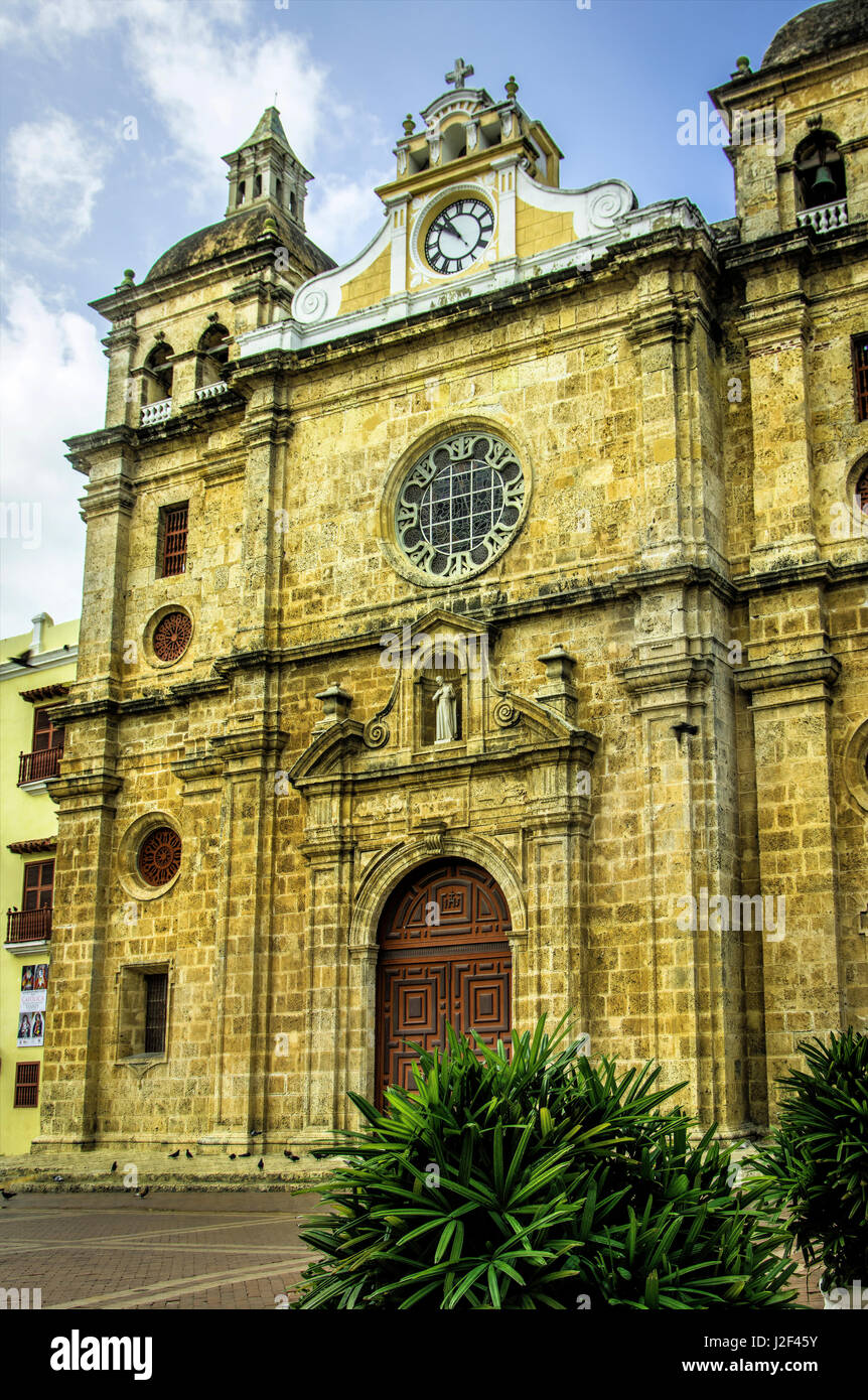 Imposante église de San Pedro Claver domine la Plaza de San Pedro Claver dans la vieille ville, Cuidad Vieja, Cartagena, Colombie. Banque D'Images