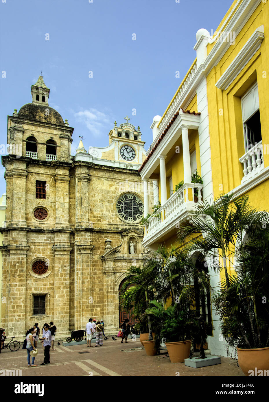 Imposante église de San Pedro Claver domine la Plaza de San Pedro Claver dans la vieille ville, Cuidad Vieja, Cartagena, Colombie. Banque D'Images