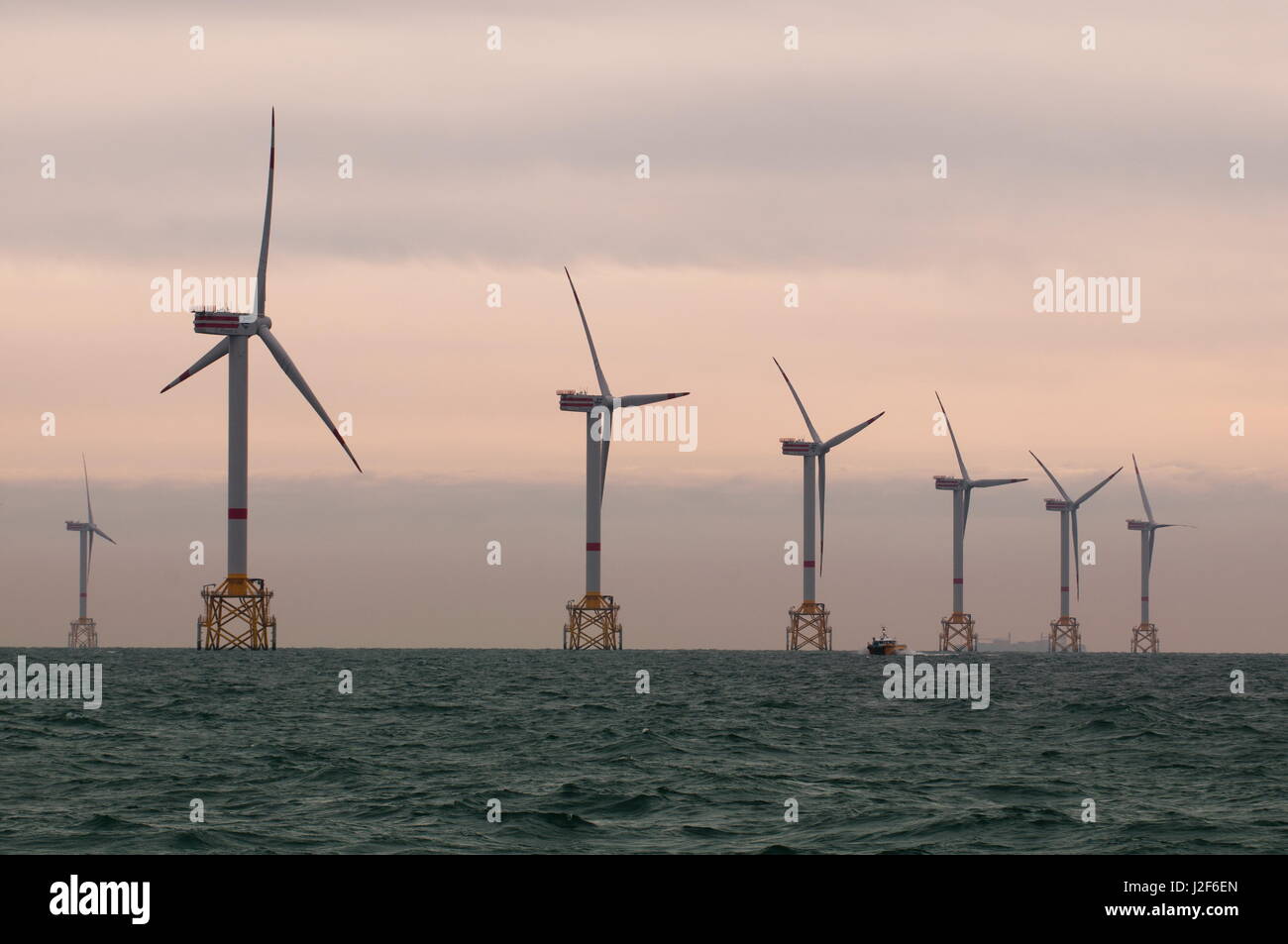 En ce moment (Juin 2011) il y a deux parcs d'éoliennes dans la partie belge de la mer du Nord. L'un appartient à Belwind (Blighbank), l'autre est C puissance (thornton bank). Ces images montrent la puissance C Moulins à vent. 120m de haut, avec 60m de pales de rotor. Ils appartiennent à la plus haute dans le monde des moulins à vent Banque D'Images