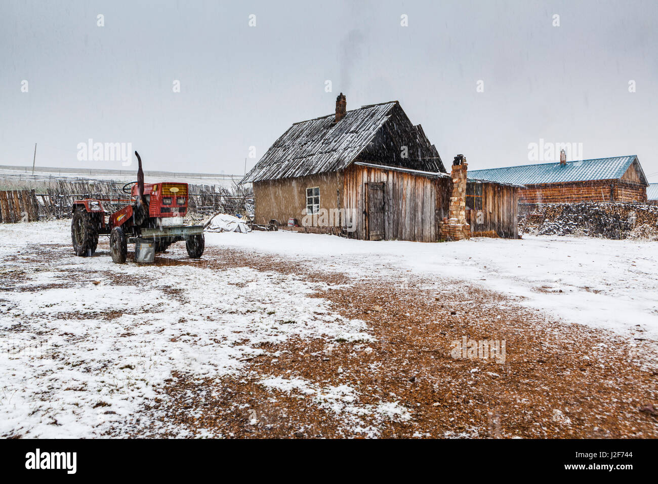 Ferme en Mongolie en averse de neige en automne Banque D'Images