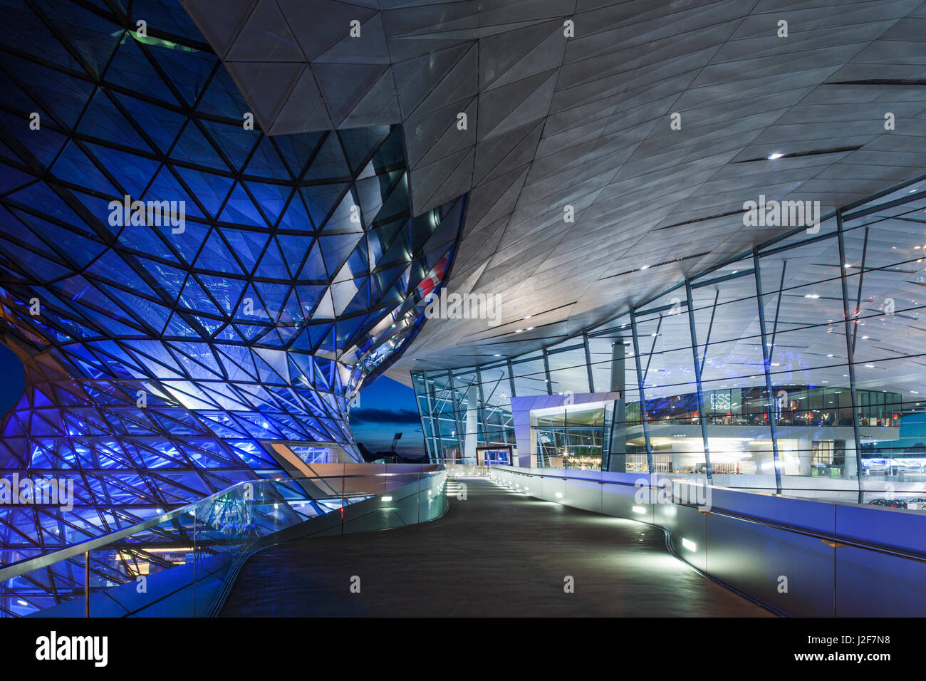 Germany, Bavaria, Munich, BMW Welt company showroom, crépuscule Banque D'Images