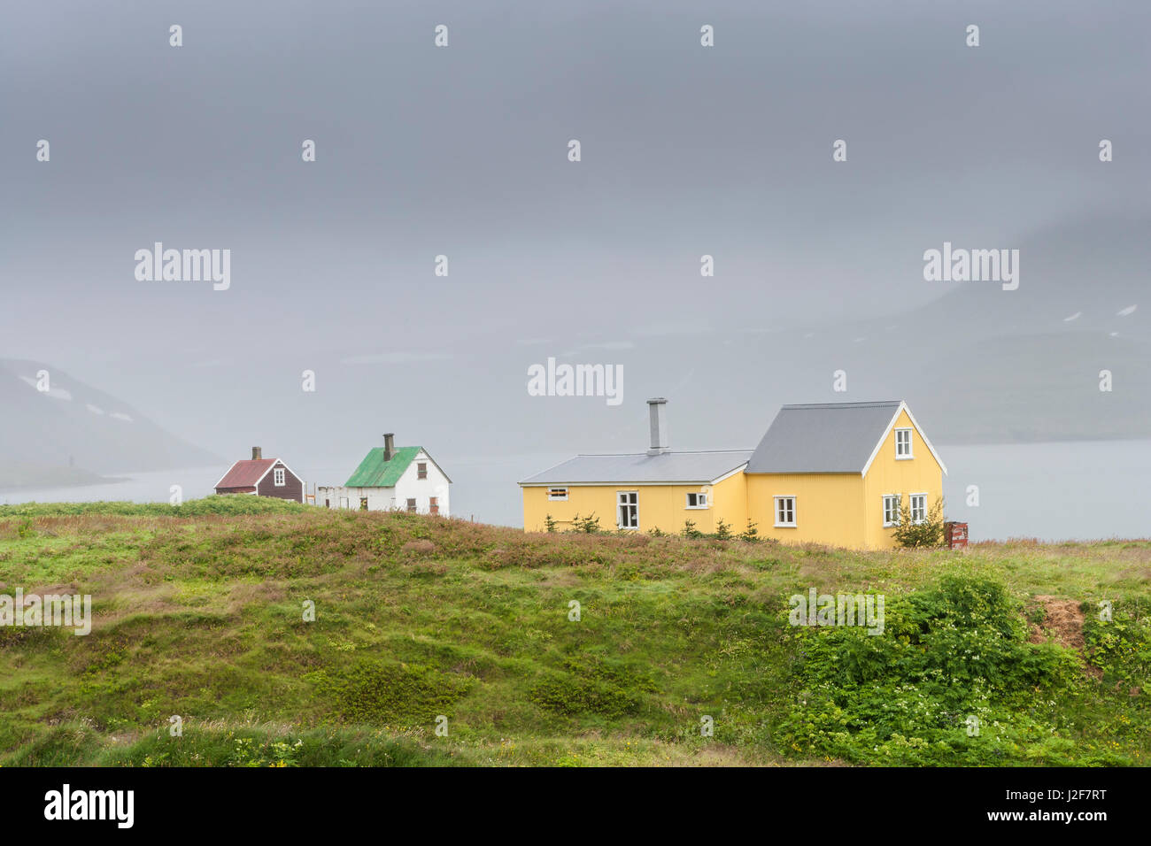 Maisons restaurées dans le village abandonné d'Hesteyri, dans le nord-ouest de l'Islande Banque D'Images