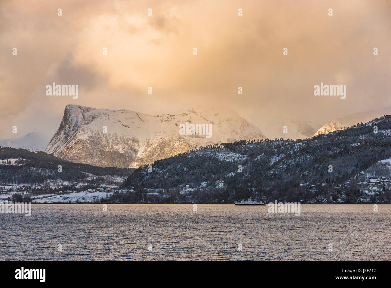 Le fjord Volda au coucher du soleil en hiver Banque D'Images