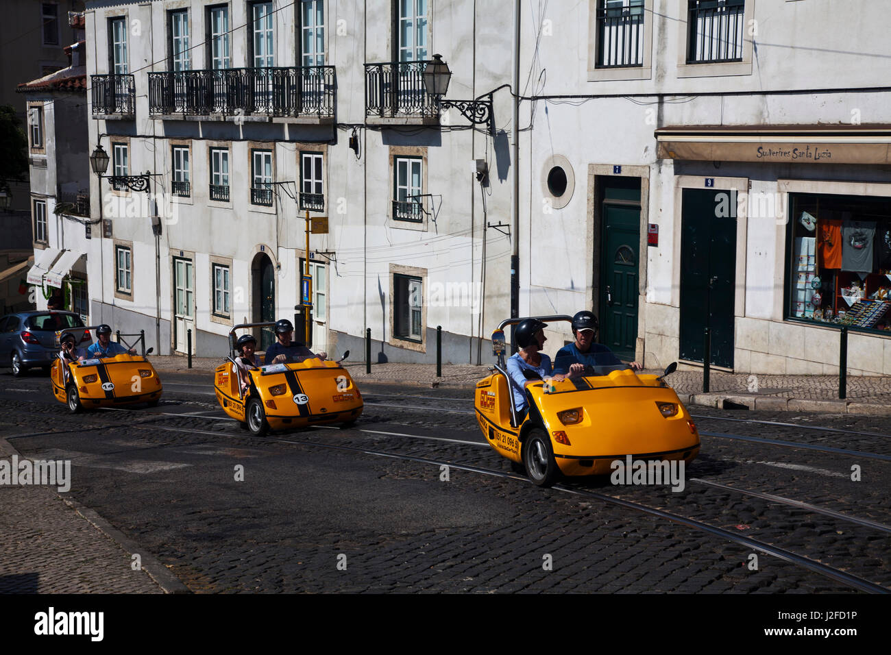 Portugal, Lisbonne. Location de petites voitures à trois roues sur les rues de Lisbonne Banque D'Images