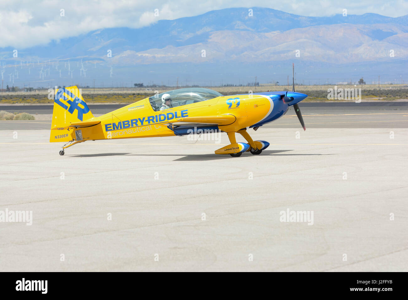 Lancaster, États-Unis - 25 mars 2017 : Matt Chapman est un roulage a Extra 330LX au cours de Los Angeles County Air Show à la William J. Fox Aviation. Banque D'Images