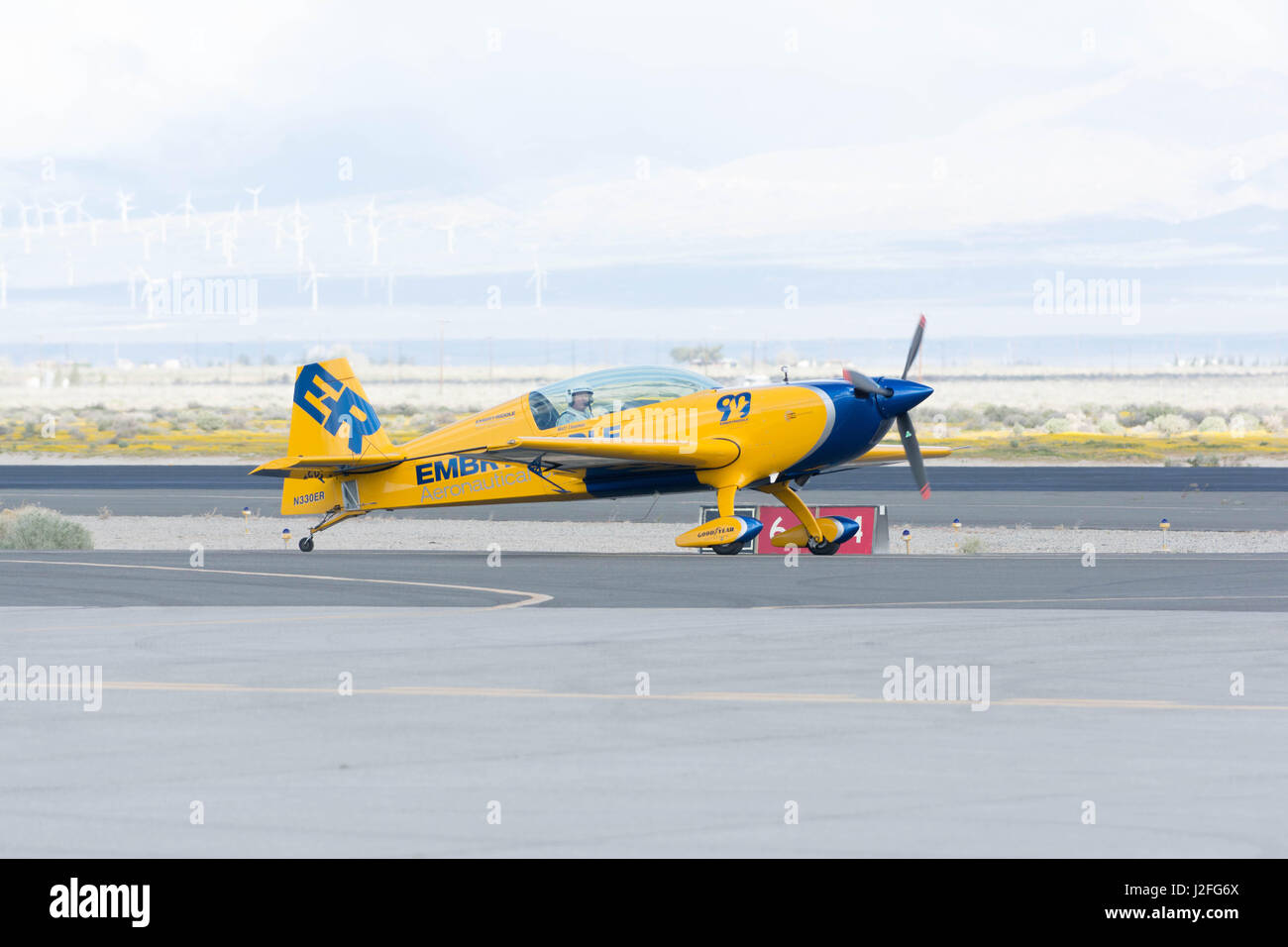 Lancaster, États-Unis - 25 mars 2017 : Matt Chapman est un roulage a Extra 330LX au cours de Los Angeles County Air Show à la William J. Fox Aviation. Banque D'Images