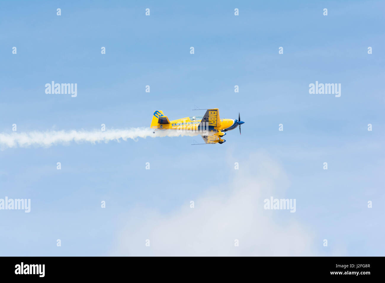 Lancaster, États-Unis - 25 mars 2017 : Matt Chapman est un vol a Extra 330LX au cours de Los Angeles County Air Show à la William J. Fox Aviation. Banque D'Images