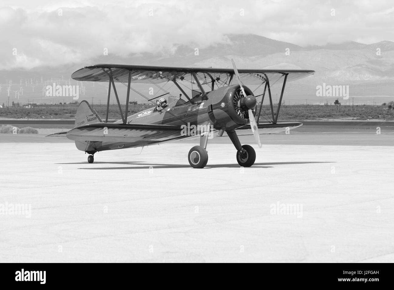 Lancaster, États-Unis - 25 mars 2017 : Vicky Benzing son roulage 1940 Boeing Stearman au cours de Los Angeles County Air Show à la William J. Fox Aviation. Banque D'Images
