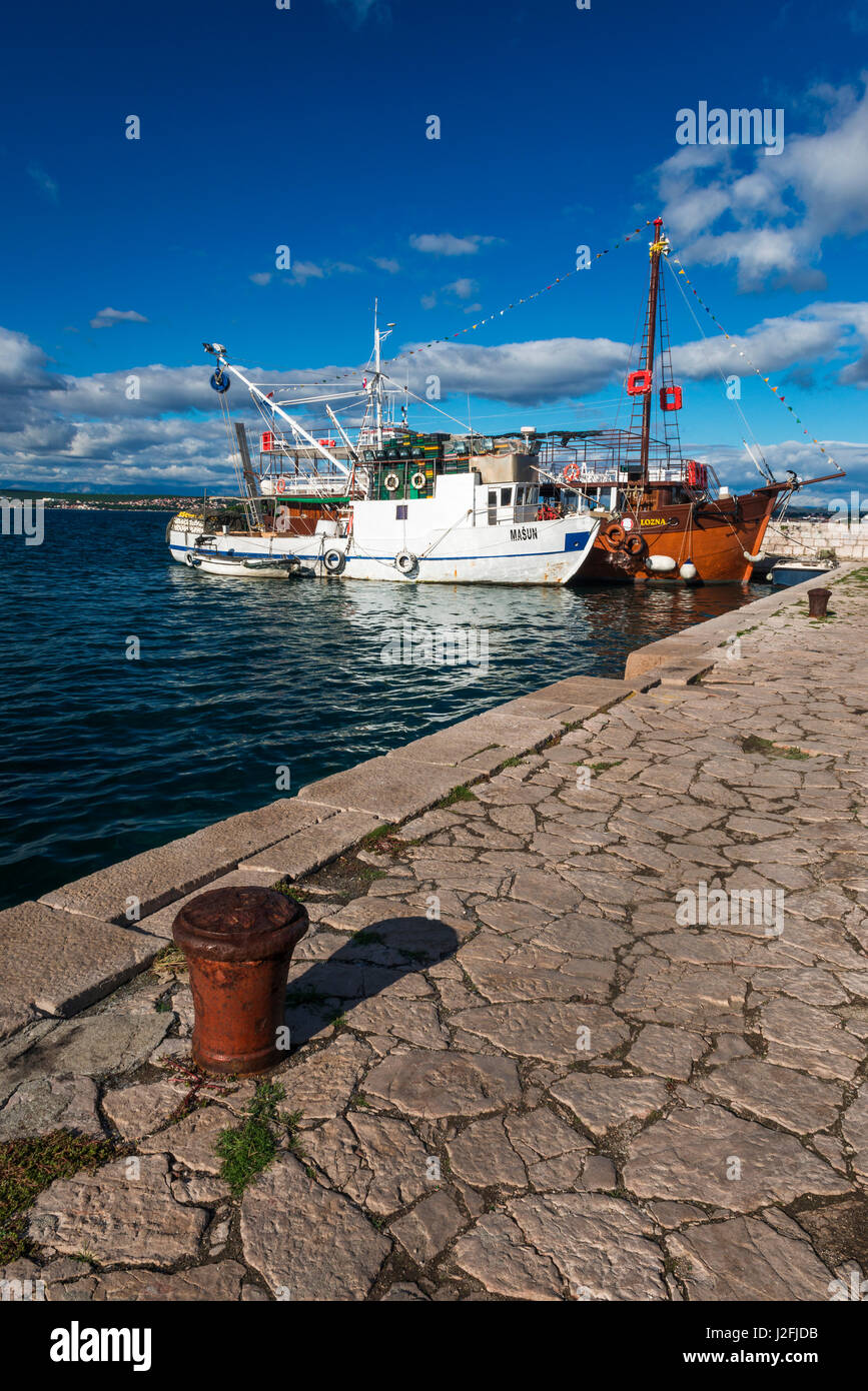 Bateaux à quai dans le village de l'île de Pasman, Tkon, Croatie côte dalmate, tailles disponibles (grand format) Banque D'Images