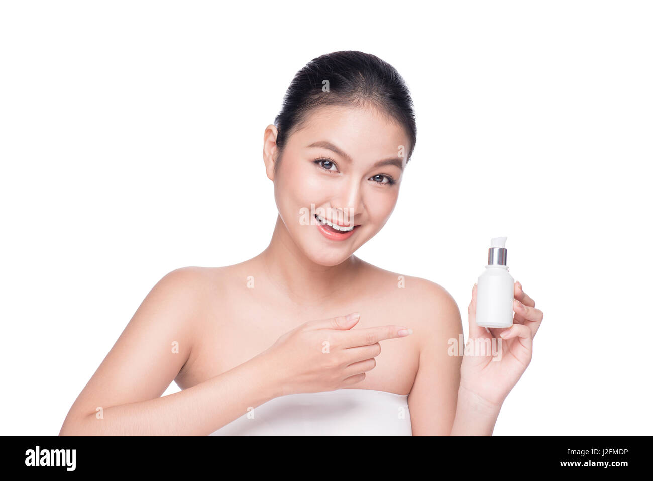 Soin de beauté. Asian woman holding serum sérum hydratant bouteille Banque D'Images