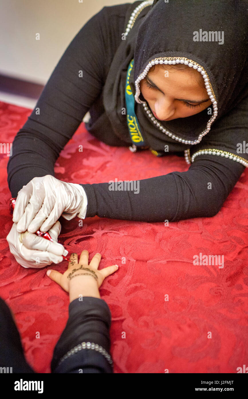 Un visiteur à une mosquée Anahem, CA, a un tatouage au henné d'un symbole islamique fait par une femme portant un hijab, ou la tradition des femmes foulard islamique. Banque D'Images