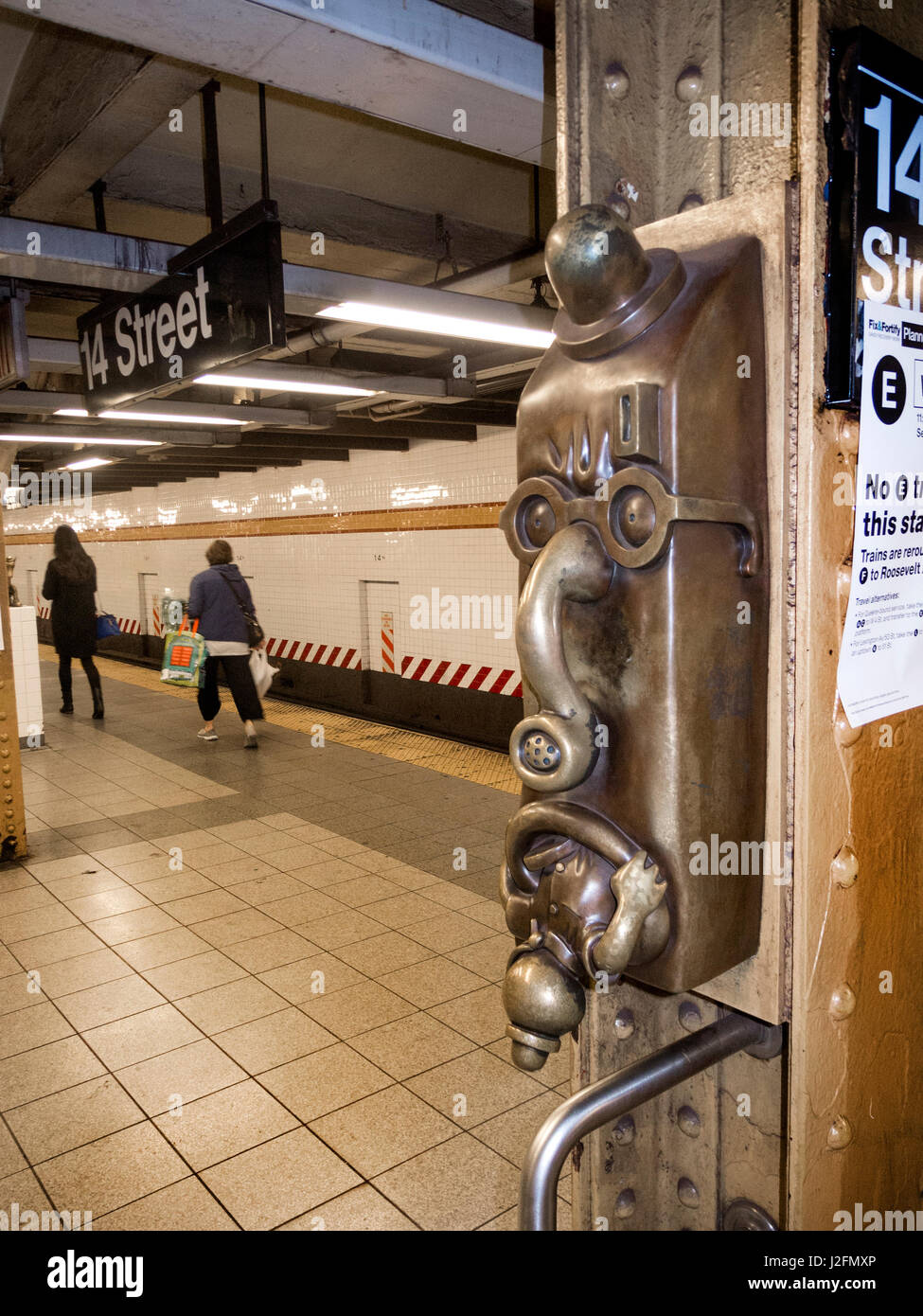Un drôle de visage caricature sur la plate-forme du métro 14th Street à Manhattan, New York City, fait partie d'un projet d'art décoratif du métro. Banque D'Images