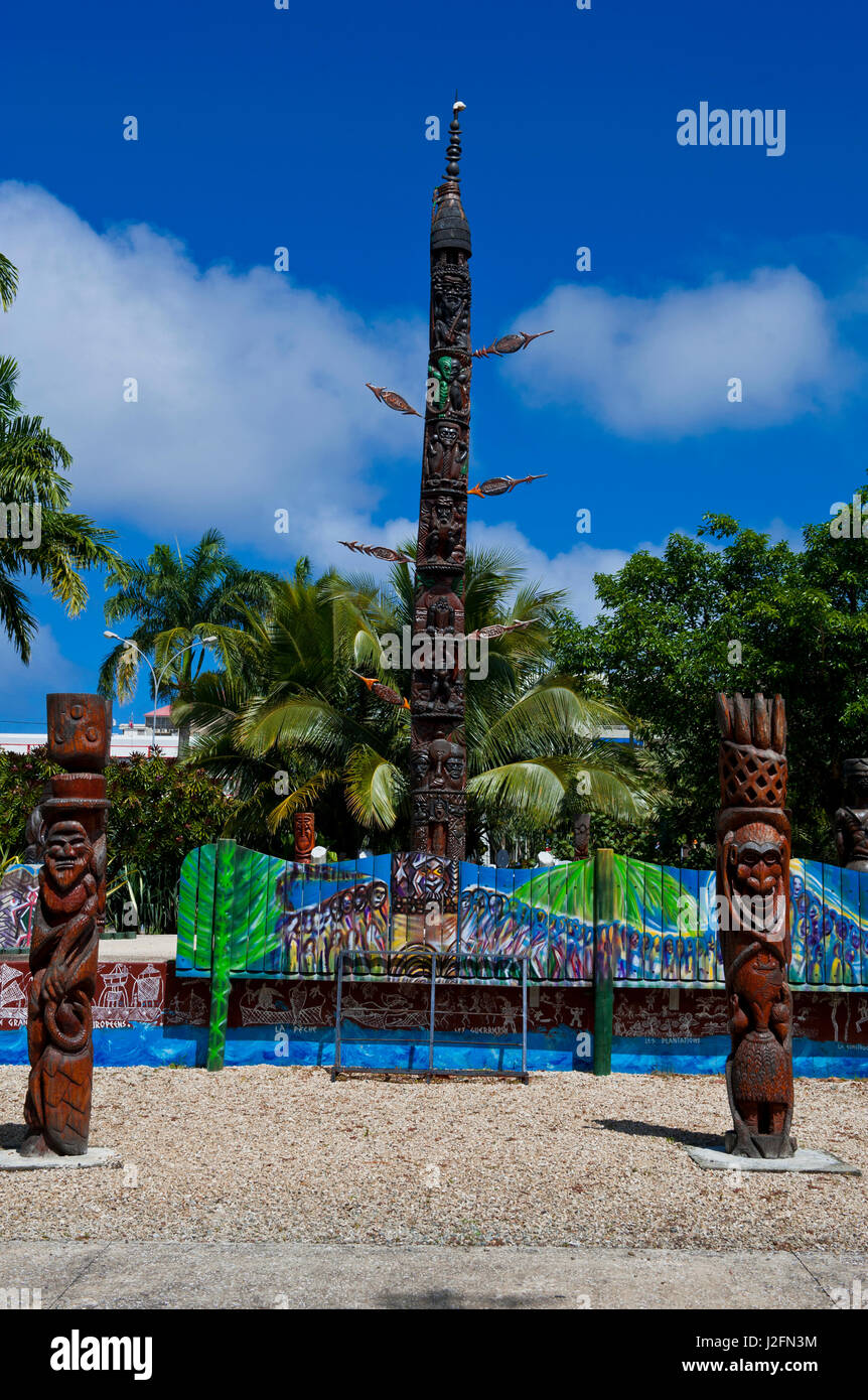 Sculpture sur bois traditionnelle à Nouméa capitale de la Nouvelle-Calédonie, de la Mélanésie, Pacifique Sud Banque D'Images