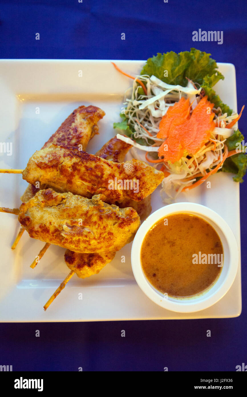 Satay de poulet assiette de nourriture au restaurant à Choeng Mon, Ko Samui, thaialnd Banque D'Images