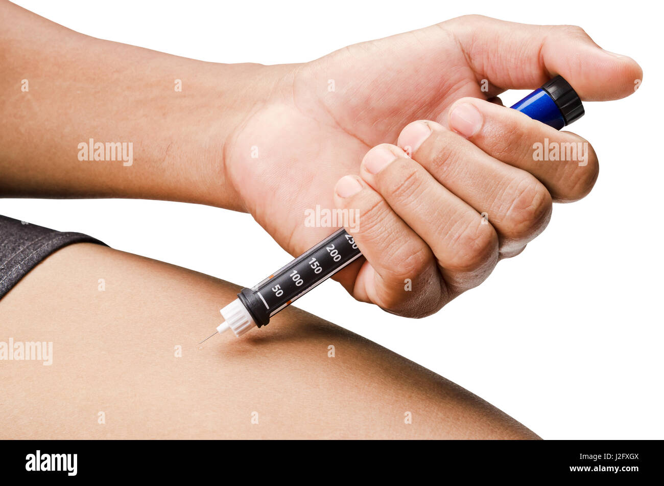 Les mains de l'homme faire l'injection par seringue ou stylo à insuline à la jambe. Isolé sur fond blanc, chemin de détourage. Banque D'Images